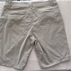 Eddie Bauer Tan Bermudas Relaxed Fit